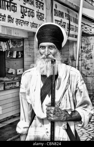 Ritratto di colorato Sika religioso indù uomo nella famosa Bangla Shib Gurudwara Sika Grande Tempio di New Delhi India Foto Stock