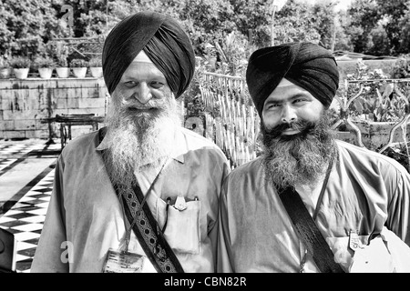 Ritratto di colorato Sika religioso indù uomo nella famosa Bangla Shib Gurudwara Sika Grande Tempio di New Delhi India Foto Stock