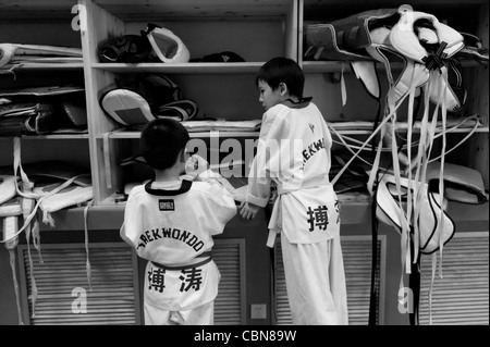 Taekwondo classe di allenamento presso il BoTao Taekwondo scuola nella palestra di Chaoyang, Pechino Foto Stock