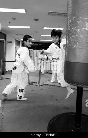 Taekwondo classe di allenamento presso il BoTao Taekwondo scuola nella palestra di Chaoyang, Pechino Foto Stock