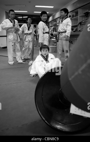 Taekwondo classe di allenamento presso il BoTao Taekwondo scuola nella palestra di Chaoyang, Pechino Foto Stock