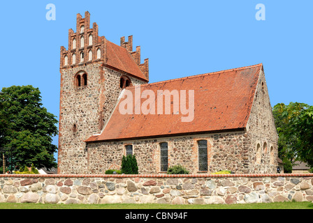 Fieldstone chiesa di Herzberg vicino a Neuruppin dal XII secolo. Foto Stock