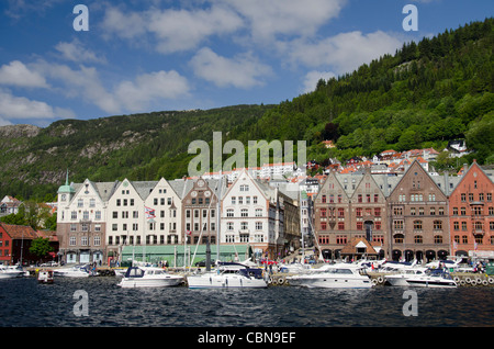 Norvegia, Bergen. Downtown anseatica vecchia area storica di Bryggen, Sito Patrimonio Mondiale dell'UNESCO. Foto Stock