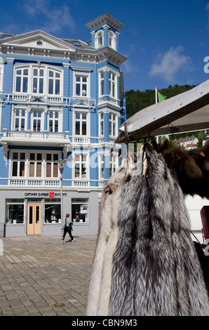 Norvegia, Bergen. Il centro storico. Fox pelliccia Pellicce pendenti davanti casa storica. Foto Stock