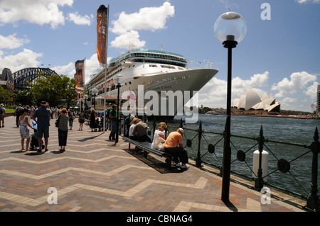 La nave da crociera, 'Rhapsody of the Seas' attraccata al terminal passeggeri di Circular Quay a Sydney, nuovo Galles del Sud, Australia. Foto Stock