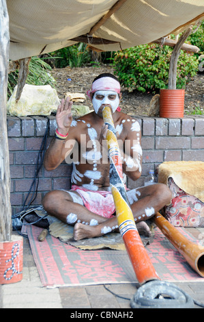 Un busker aborigeno che gioca il suo didgeridoo come attrazione turistica su Circular Quay a Sydney, New South Wales, Australia Foto Stock