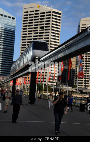 Una monorotaia del CBD di Sydney che viaggia lungo un binario sopraelevato nel Darling Harbour a Sydney, New South Wales, Australia Foto Stock