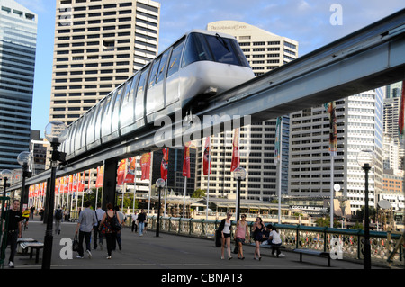 Una monorotaia del CBD di Sydney che viaggia lungo un binario sopraelevato nel Darling Harbour a Sydney, New South Wales, Australia Foto Stock