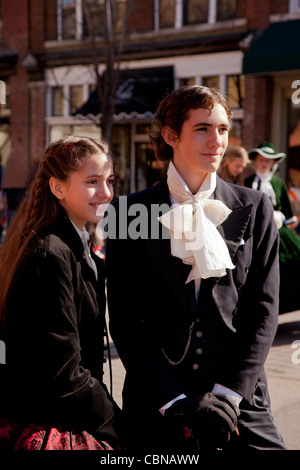 I giovani vestiti come Dickens caratteri durante 'Dickens Natale' Festival in Franklin nel Tennessee USA Foto Stock