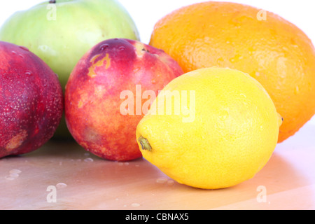 Frutti sulla tavola di legno, primo piano Foto Stock