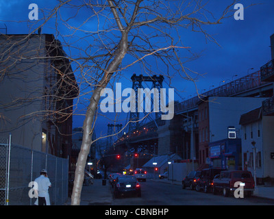 Williamsburg Bridge al crepuscolo, Brooklyn, NY Foto Stock