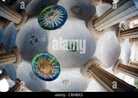 Barcellona, Spagna - 07 Luglio: il Parco Guell di Barcellona con medaglioni a mosaico sul soffitto del terrazzo.i vivaci colori delle piastrelle sono mozzafiato sulla luglio 07, 2011 a Barcellona, Spagna. Foto Stock