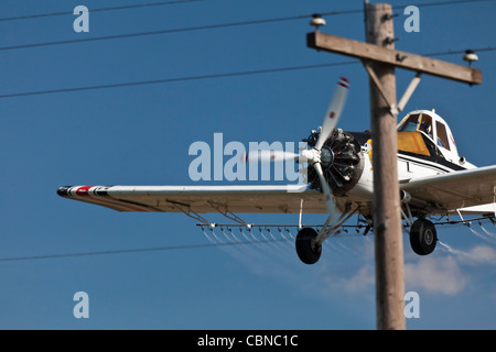 Crop Duster vicino Wasco, Oregon, Sherman aviazione, pilotato da Brian il gioco Foto Stock