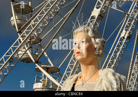 Una gigantesca statua della regina Elisabetta nella parte anteriore di una ruota panoramica Ferris in Chester Foto Stock