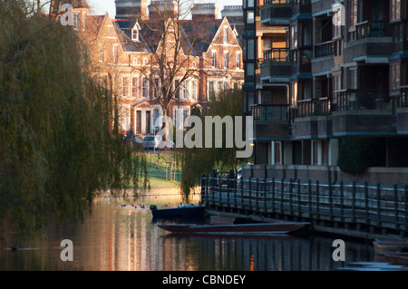 Benestante di blocchi di appartamenti sul fiume Cam in Cambridge con Chesterton Road case per la parte posteriore. Cambs. In Inghilterra. Foto Stock