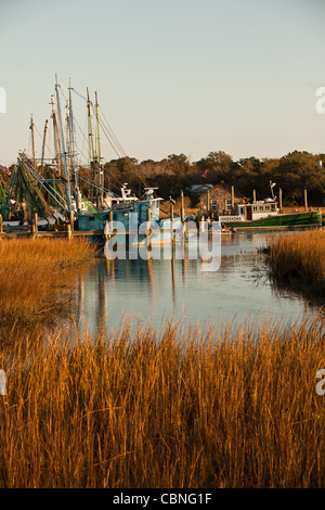 Gamberetti barche ormeggiate in Shem Creek, Mt Pleasant, SC attraverso il porto di Charleston. Foto Stock