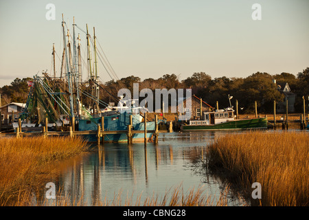 Gamberetti barche ormeggiate in Shem Creek, Mt Pleasant, SC attraverso il porto di Charleston. Foto Stock