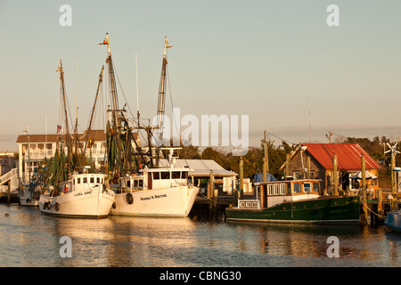 Gamberetti barche ormeggiate in Shem Creek, Mt Pleasant, SC attraverso il porto di Charleston. Foto Stock