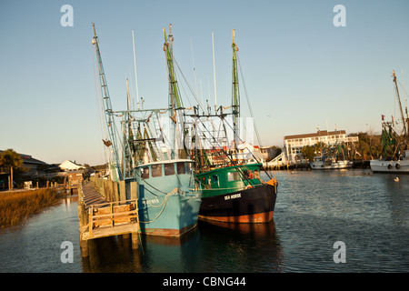 Gamberetti barche ormeggiate in Shem Creek, Mt Pleasant, SC attraverso il porto di Charleston. Foto Stock