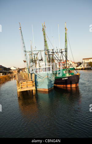 Gamberetti barche ormeggiate in Shem Creek, Mt Pleasant, SC attraverso il porto di Charleston. Foto Stock