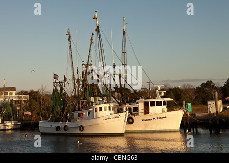 Gamberetti barche ormeggiate in Shem Creek, Mt Pleasant, SC attraverso il porto di Charleston. Foto Stock