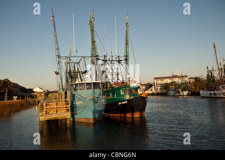 Gamberetti barche ormeggiate in Shem Creek, Mt Pleasant, SC attraverso il porto di Charleston. Foto Stock