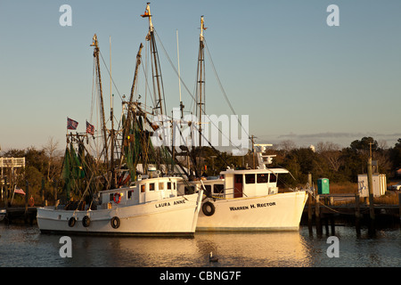 Gamberetti barche ormeggiate in Shem Creek, Mt Pleasant, SC attraverso il porto di Charleston. Foto Stock