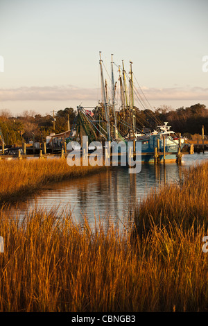 Gamberetti barche ormeggiate in Shem Creek, Mt Pleasant, SC attraverso il porto di Charleston. Foto Stock