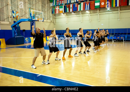 Special Olympics World Summer Games ad Atene; 2011 --- Nuova Zelanda della squadra di basket di danza Haka prima di una partita Foto Stock