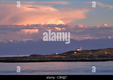 Isola di prova nello stretto di Juan de Fuca con innevate montagne olimpiche in distanza Foto Stock