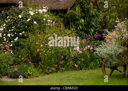Il Garden Cottage in settembre, RHS Rosemoor, Devon, Inghilterra, Regno Unito Foto Stock