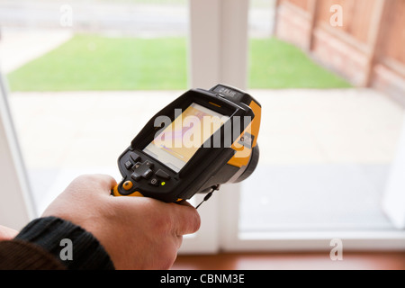 Un architetto utilizza una termocamera per testare l'efficienza termica di una passivhaus a Sunderland, UK. Foto Stock