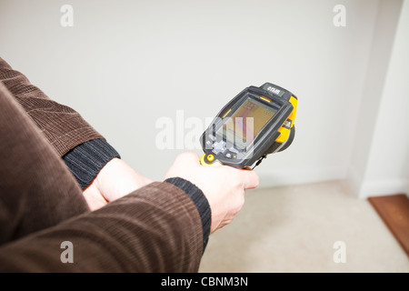 Un architetto utilizza una termocamera per testare l'efficienza termica di una passivhaus a Sunderland, UK. Foto Stock