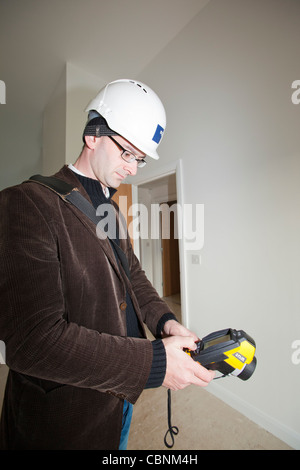 Un architetto utilizza una termocamera per testare l'efficienza termica di una passivhaus a Sunderland, UK. Foto Stock