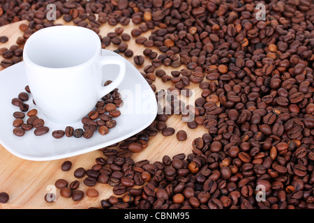 Bianco in tazza di caffè in grani, primo piano Foto Stock