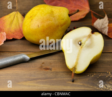 Pere di colore giallo su sfondo di legno, Close Up Foto Stock