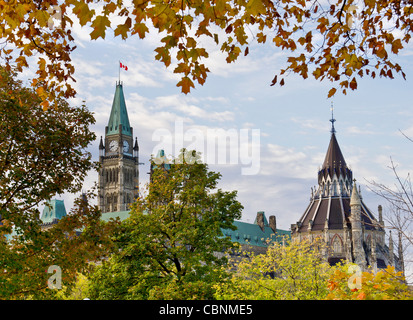 Il Parlamento canadese ha visto dalla maggiore Hill Park a Ottawa durante l'autunno. Foto Stock