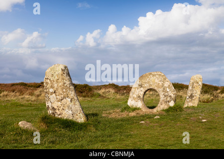 Gli uomini-un-Tol è una disposizione di pietre permanente sulla brughiera vicino a Penzance in Cornovaglia. Foto Stock