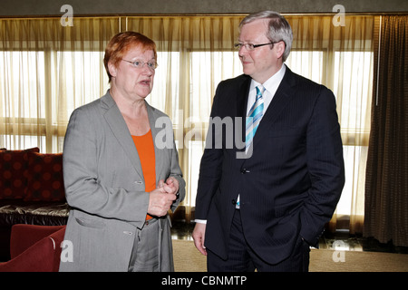 Australia Ministro degli Affari Esteri Sig. Kevin Rudd MP con il presidente della Finlandia, Sig.ra Tarja Kaarina Halonen nel corso di un incontro bilaterale Foto Stock