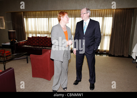 Australia Ministro degli Affari Esteri Sig. Kevin Rudd MP con il presidente della Finlandia, Sig.ra Tarja Kaarina Halonen nel corso di un incontro bilaterale Foto Stock