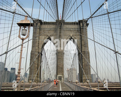 New York City Brooklyn Bridge abbraccia l'East River da Brooklyn in Lower Manhattan, providng corsie per il traffico, pedoni Foto Stock