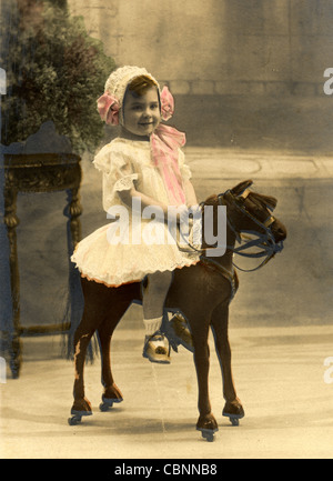 Bambina su ruote Hobby giocattolo cavallo Foto Stock