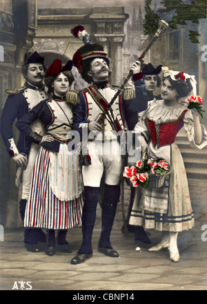 Strano e piccolo militare francese Processione Foto Stock