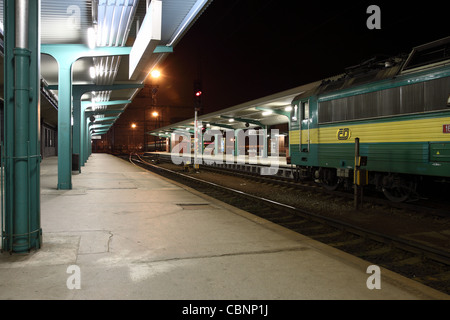 Benvenuti in Repubblica ceca - stazione ferroviaria in città Pardubice durante la notte Foto Stock