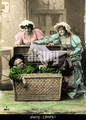 Due giovani donne Pack uomo vecchio nel vaporizzatore tronco Foto Stock