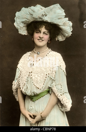 Marie Studholme in verde abito color pastello Foto Stock