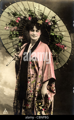 Bellezza europea in kimono giapponese con ombrellone Foto Stock