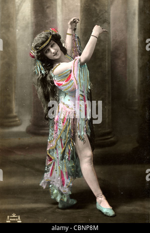 Bellissimi capelli lunghi ballerino in Costume esuberante Foto Stock