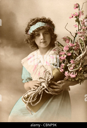 Bambina con grandi bouquet di fiori di Corniolo fiorisce Foto Stock