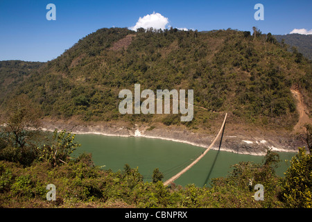 India, Arunachal Pradesh, Kabang, uomo attraversando ponte di sospensione attraverso Siang, nel fiume foothills dell'Himalaya Foto Stock